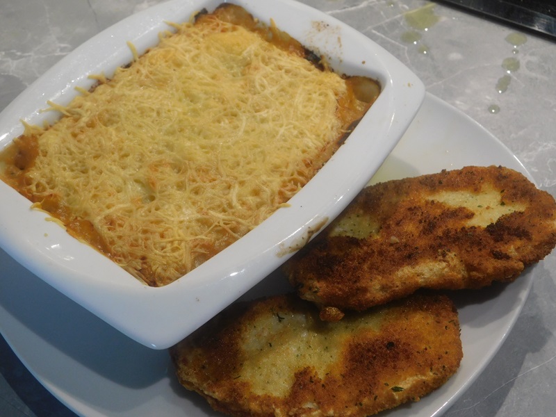 Escalope de porc panée et sa purée provençale - hello-cookers.com